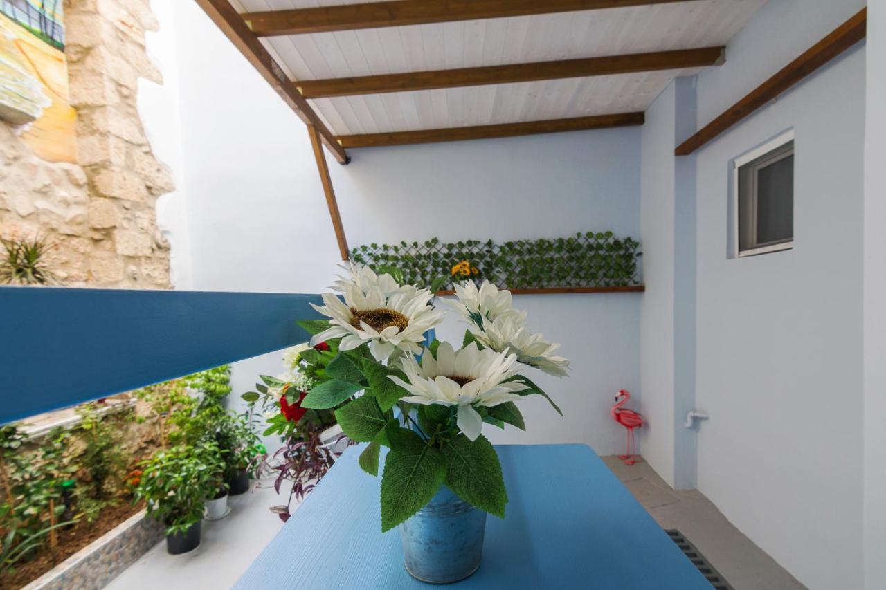 Wonderful Renovated Apartment With Private Patio Ateny Zewnętrze zdjęcie